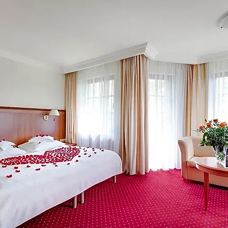 Hotel Konradowka Wellness & - 300 Metrow Do Centrum 3*